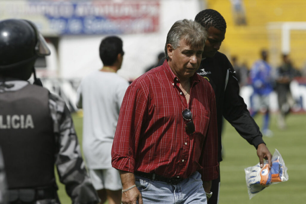 Éver Hugo Almeida como entrenador de El Nacional en 2005