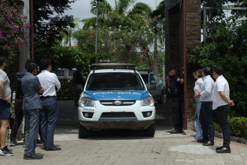 La Policía realizó un allanamiento en una finca ubicada en la vía a la Costa, donde se presume se realizaba una 'narcofiesta'. Fotos: César Muñoz/API