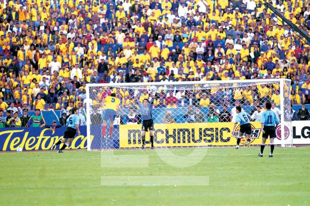 Imágenes destacadas de la icónica jugada de Jaime Iván Kaviedes en el estadio Olímpico Atahualpa