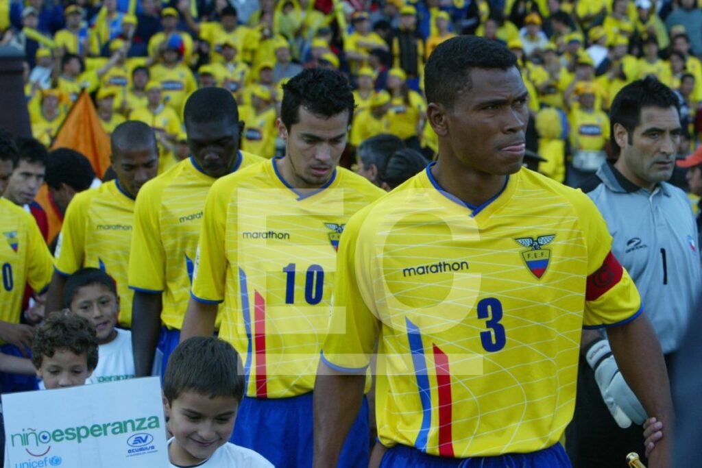 Iván Hurtado (primero en la fila) e Iván Kaviedes (segundo) en un partido de eliminatorias de la Selección de Ecuador. Foto: Archivo / EL COMERCIO