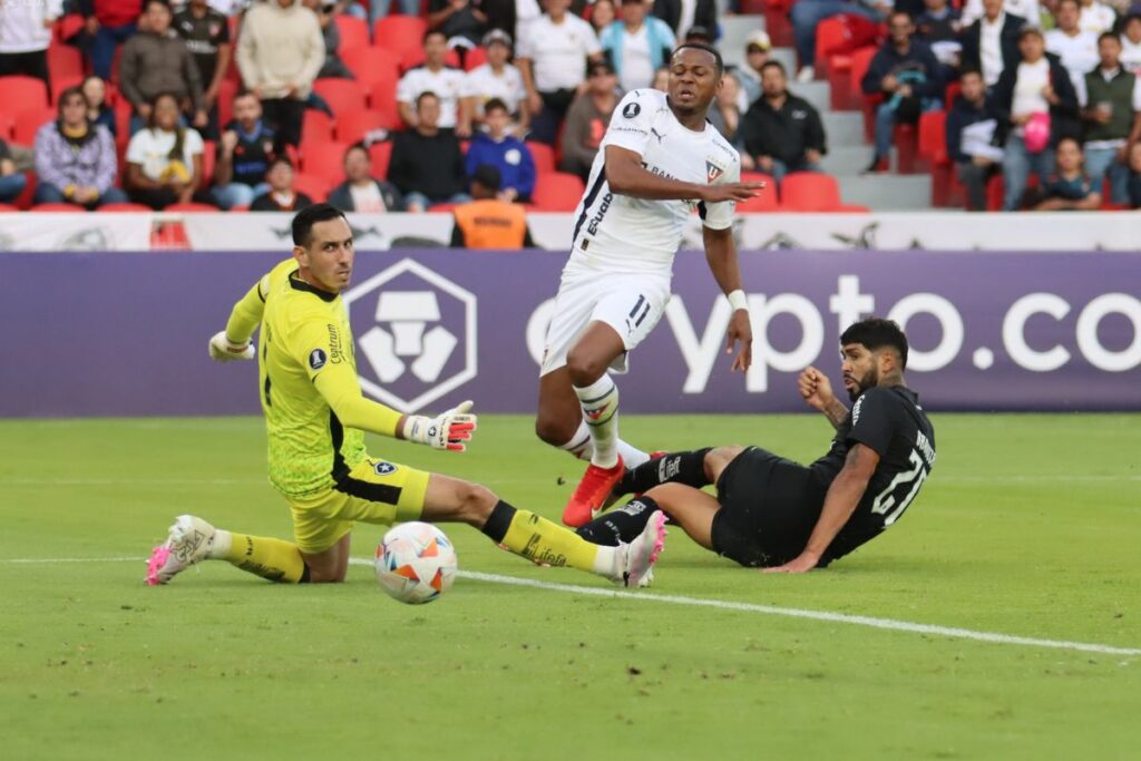 Michael Estrada de Liga de Quito remata en el partido previo ante Botafogo