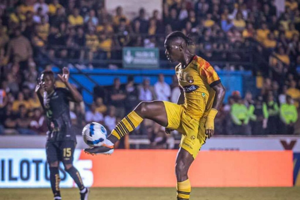 Allen Obando en un partido con Barcelona SC