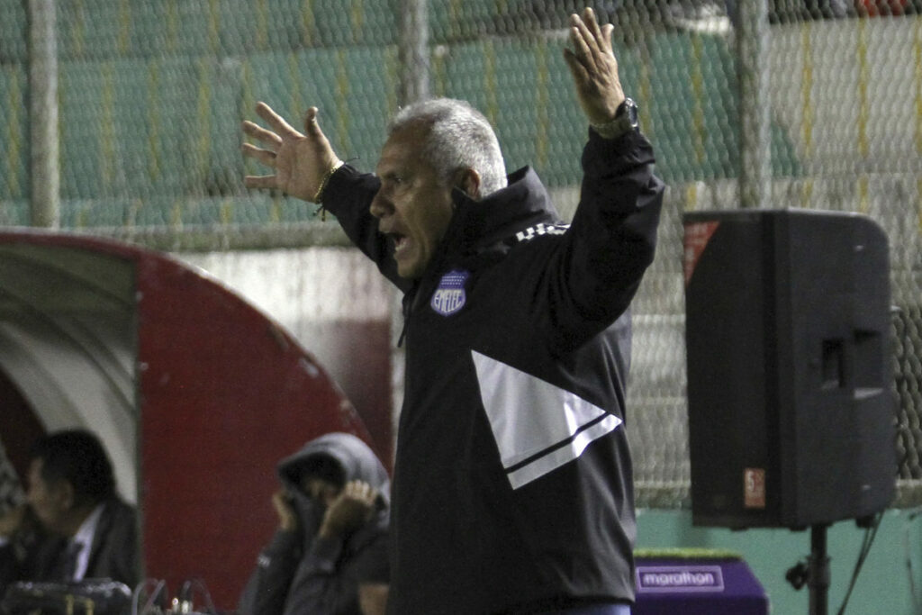 Foto de Hernán Torres como entrenador de Emelec en 2023