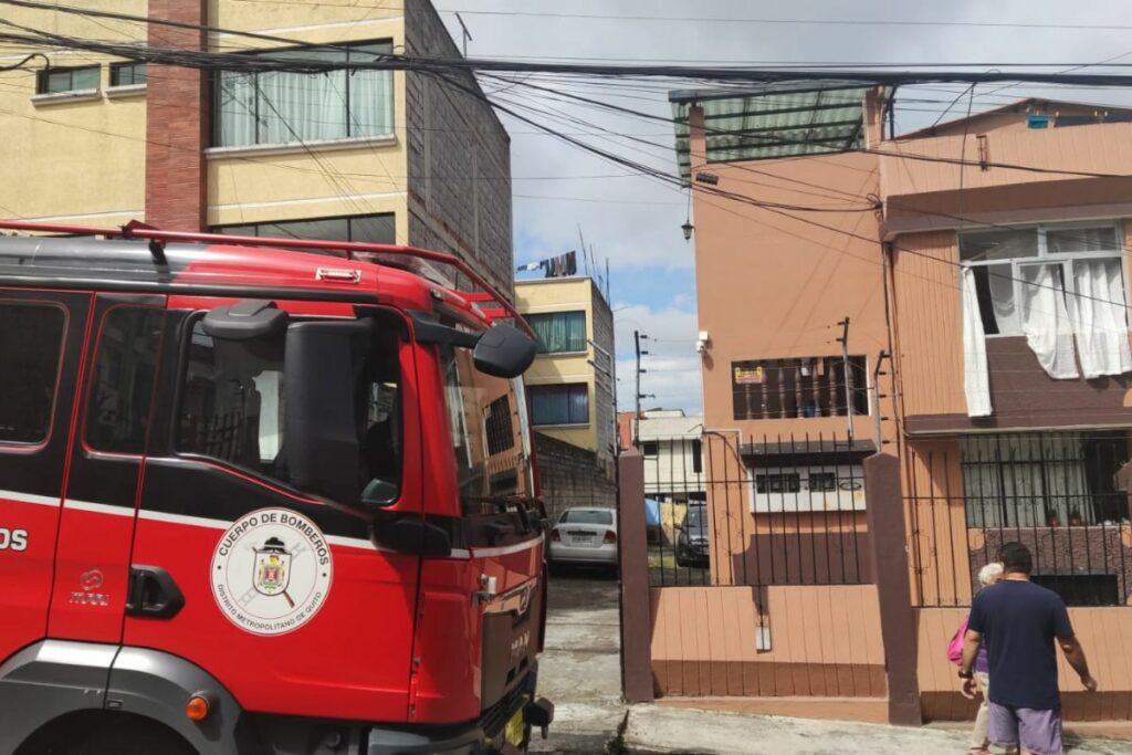 Una unidad del Cuerpo de Bomberos llegó al lugar para evaluar los daños. Foto: Carolina Castillo