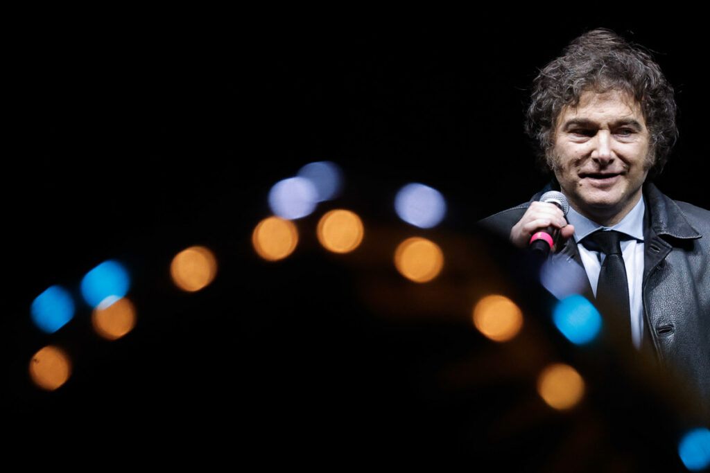 Javier Milei presentando su libro en un evento memorable en el Estadio Luna Park de Buenos Aires