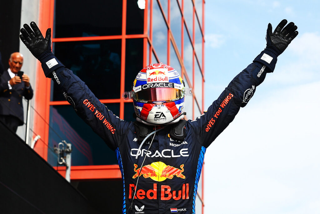 Imagen de Max Verstappen ganando la carrera en Imola