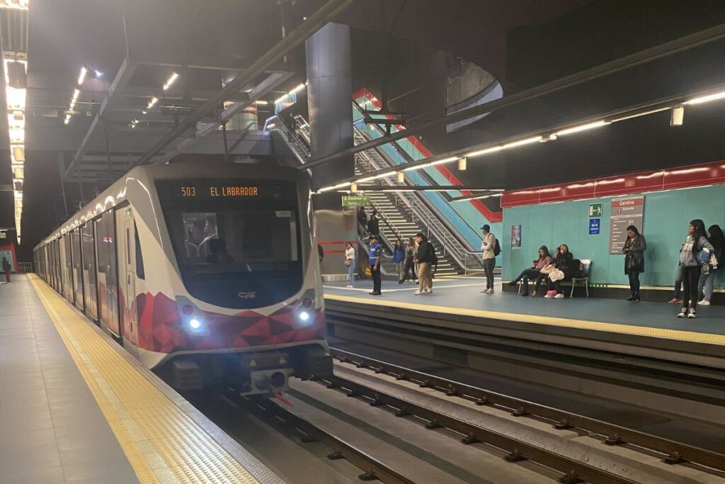 El Metro de Quito opera a través de 15 paradas, desde El Labrador hasta Quitumbe.