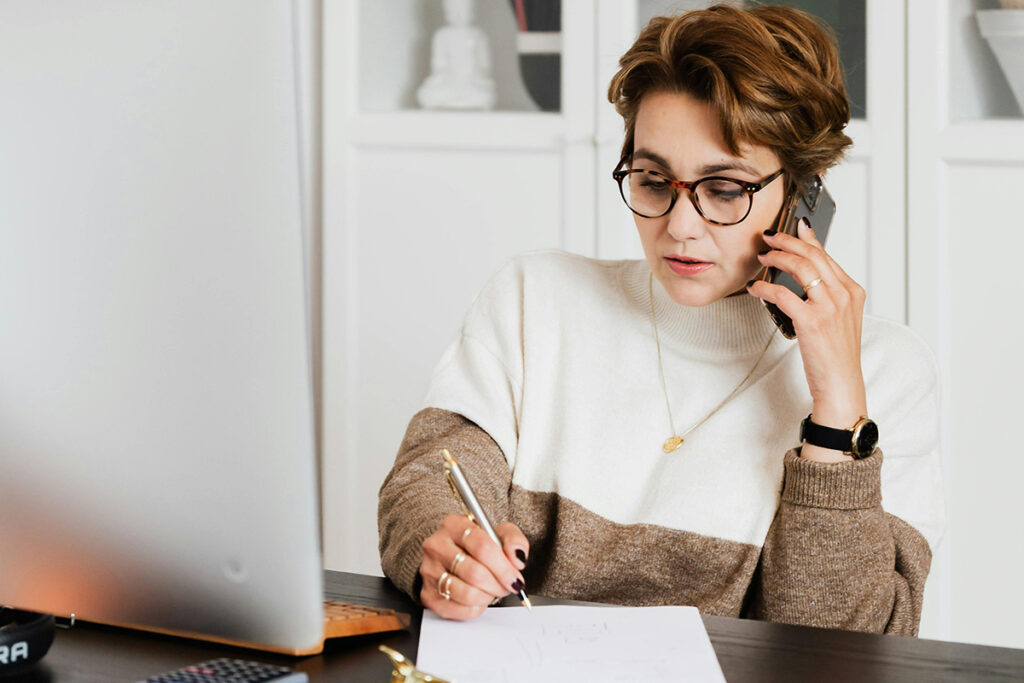 Imagen referencial de una mujer trabajando en su empresa. Foto: Pexels