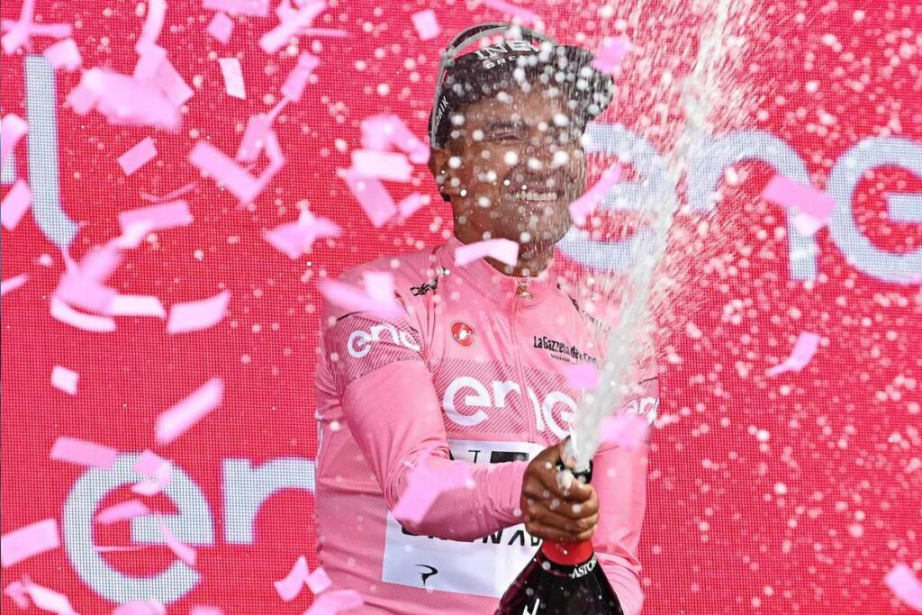 El emocionante momento de la celebración con la maglia rosa en el Giro de Italia. Foto: EFE