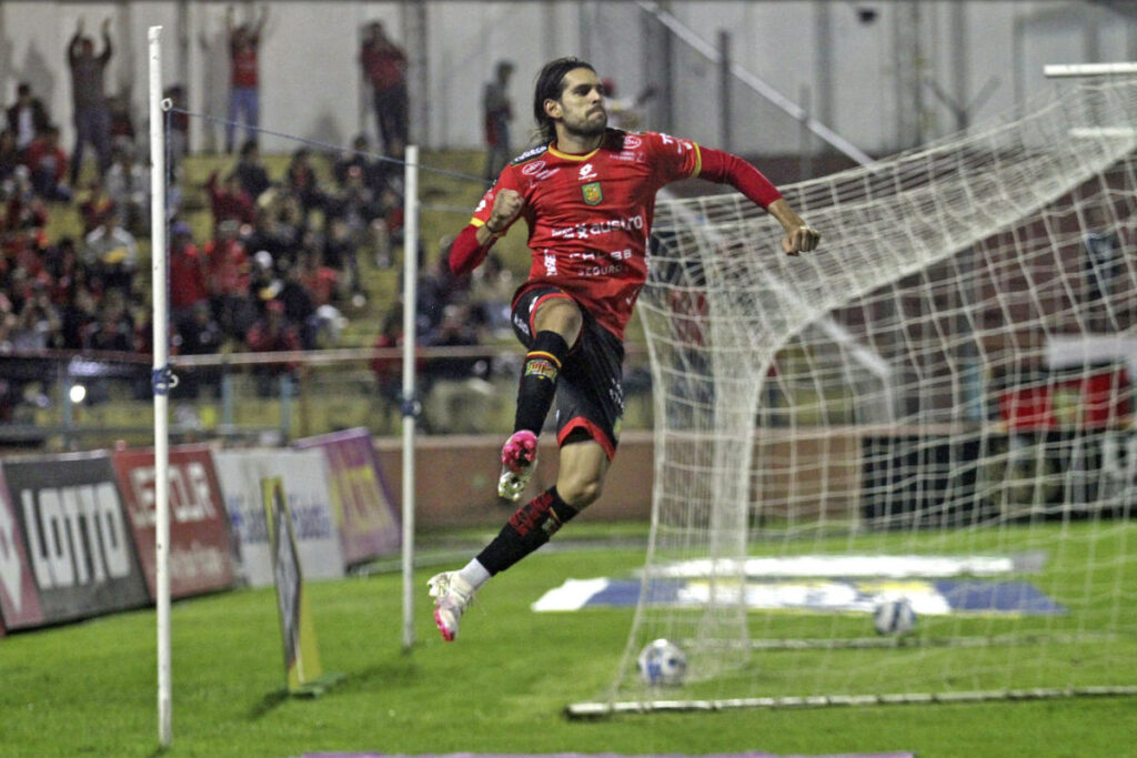 Pablo Magnín celebrando uno de sus tres goles con Deportivo Cuenca contra Imbabura.