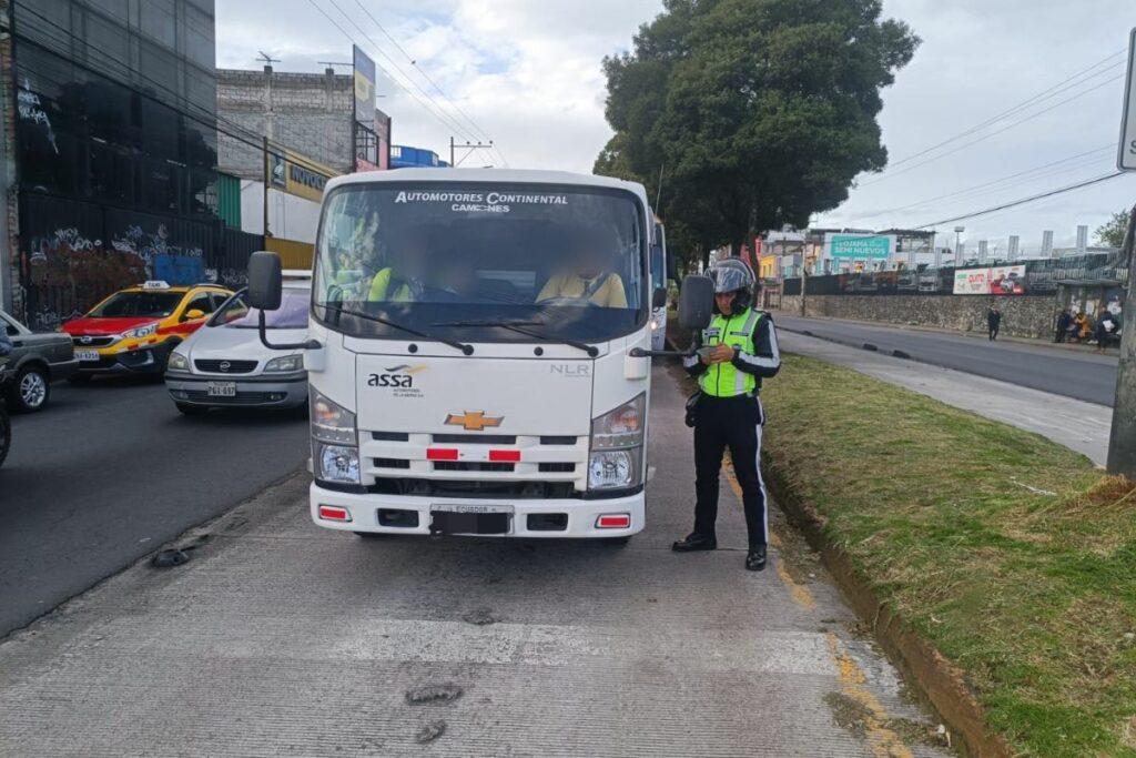 Los agentes vigilan el cumplimiento de la medida. Foto: AMT