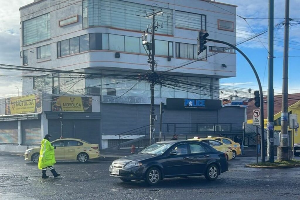 Los agentes de tránsito se ubican en varios sitios de la ciudad para vigilar el cumplimiento de la medida.