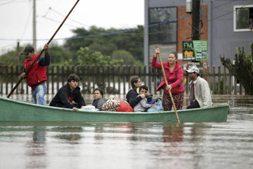 Algunos moradores son rescatados del sector de Isla de la Pintada, que sufre con la subida del agua por las lluvias este viernes, en Porto Alegre. Foto: EFE/ Renan Mattos.