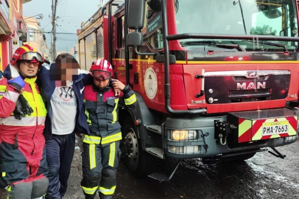 El Cuerpo de Bomberos de Quito asistió a los afectados por la caída de un rayo en Cotocollao