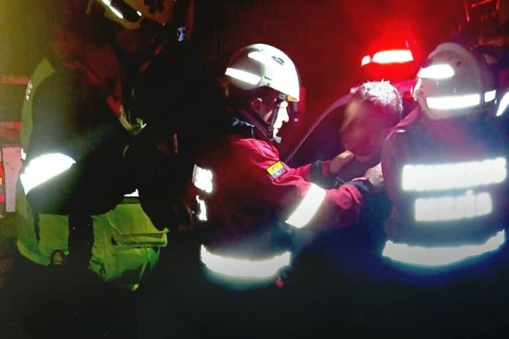 El ciudadano fue rescatado sin daños en su salud. Foto: Cuerpo de Bomberos Mejía