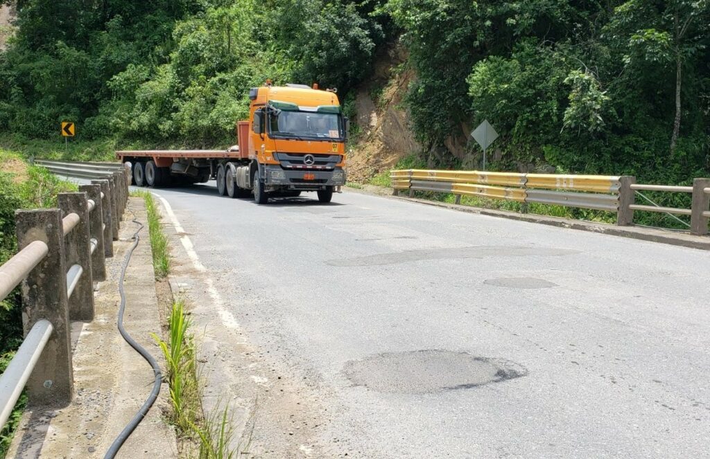 Transportistas de carga pesada en Ecuador enfrentan desafíos en las carreteras