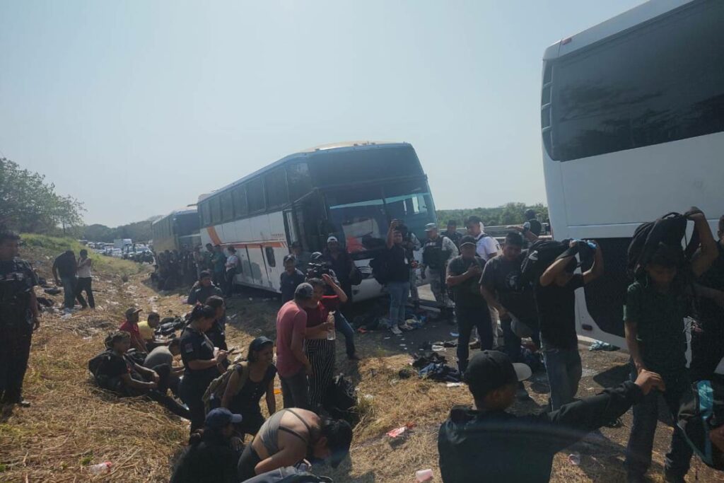 Agentes de migración de México encuentran a 407 migrantes abandonados en tres autobuses en el sur de México