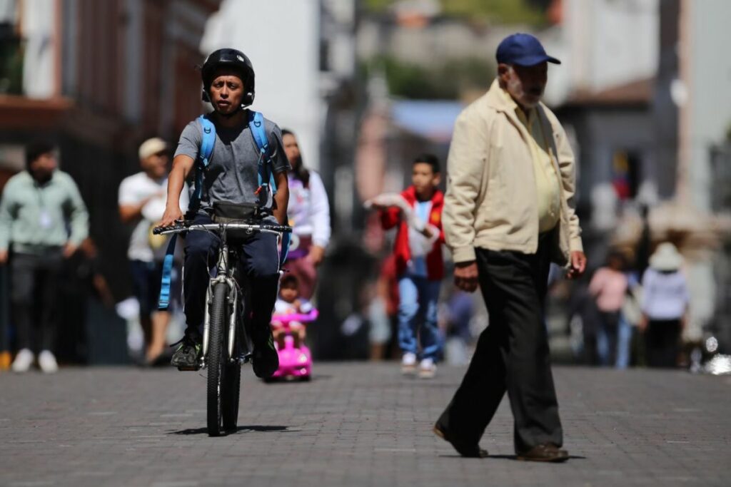 Personas circulan en el Centro Histórico de Quito.