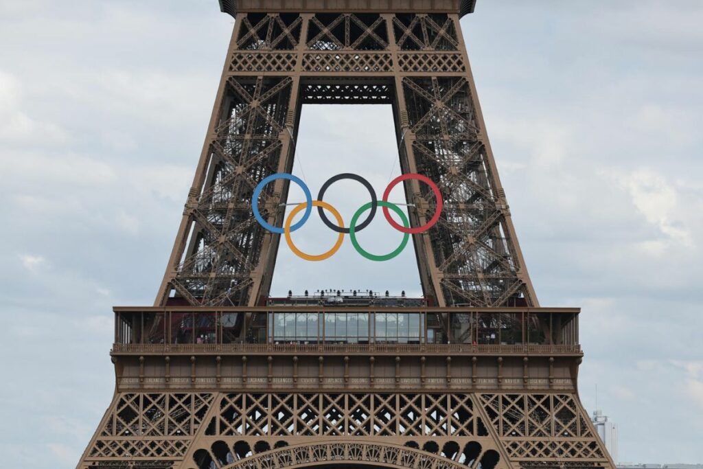 Imagen de los aros olímpicos en la Torre Eiffel de París 2024