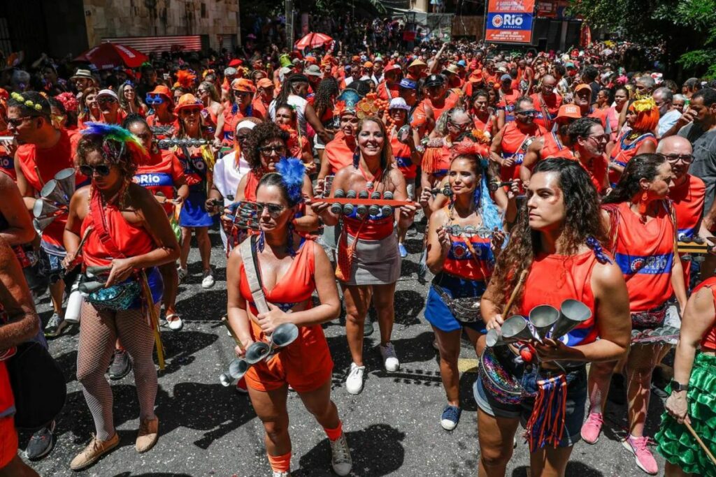 Desfile de la comparsa callejera 'Laranjada Samba Clube' en Río de Janeiro, Brasil