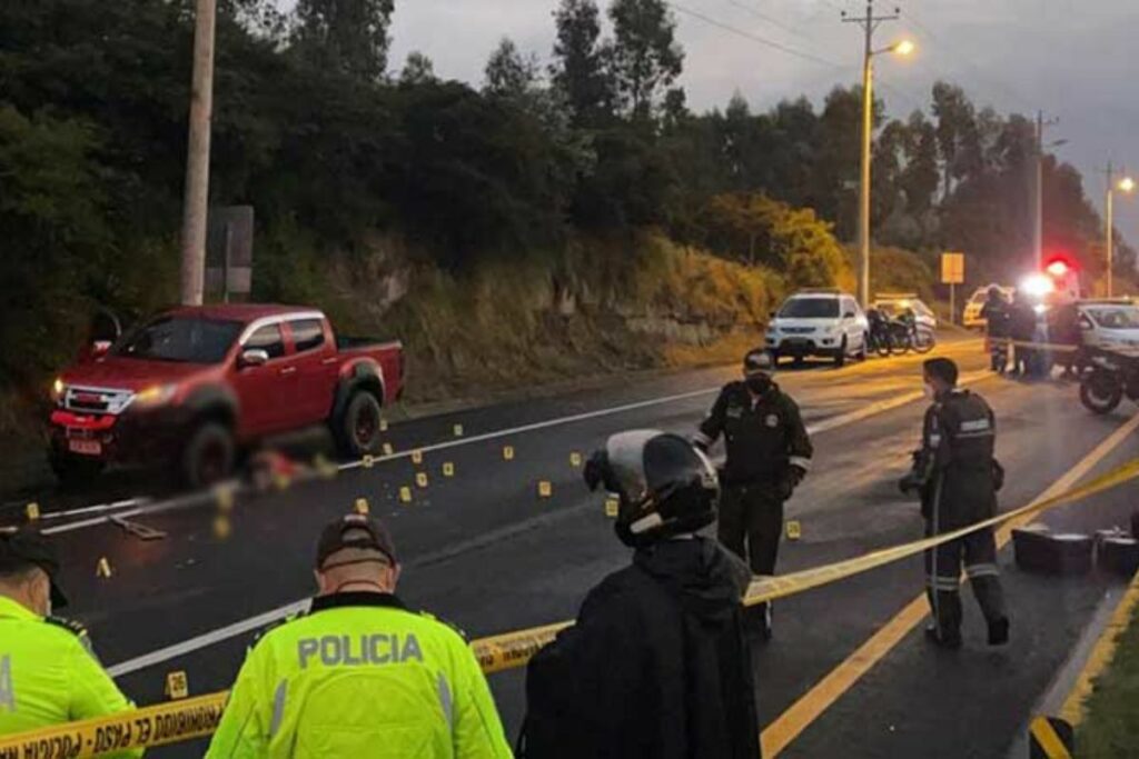 Imagen representativa de control policial tras crímenes en Quito