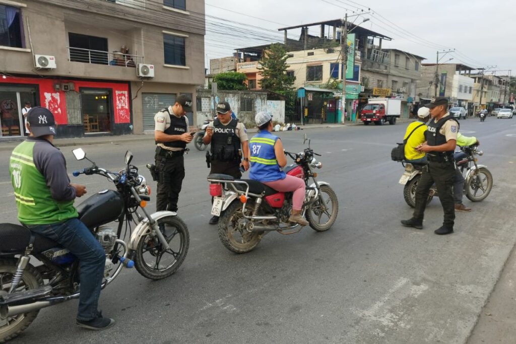 Oficiales de la Policía realizan controles en Durán