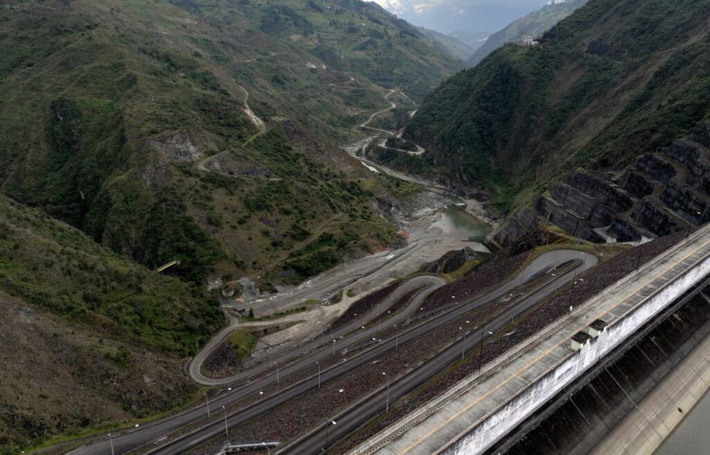 Vista posterior de la presa de Mazar, ubicada en los límites de Azuay y Cañar. Tomada el 17 de agosto de 2024 cuando la cota estuvo en 2147 metros sobre el nivel del mar. Foto. API.