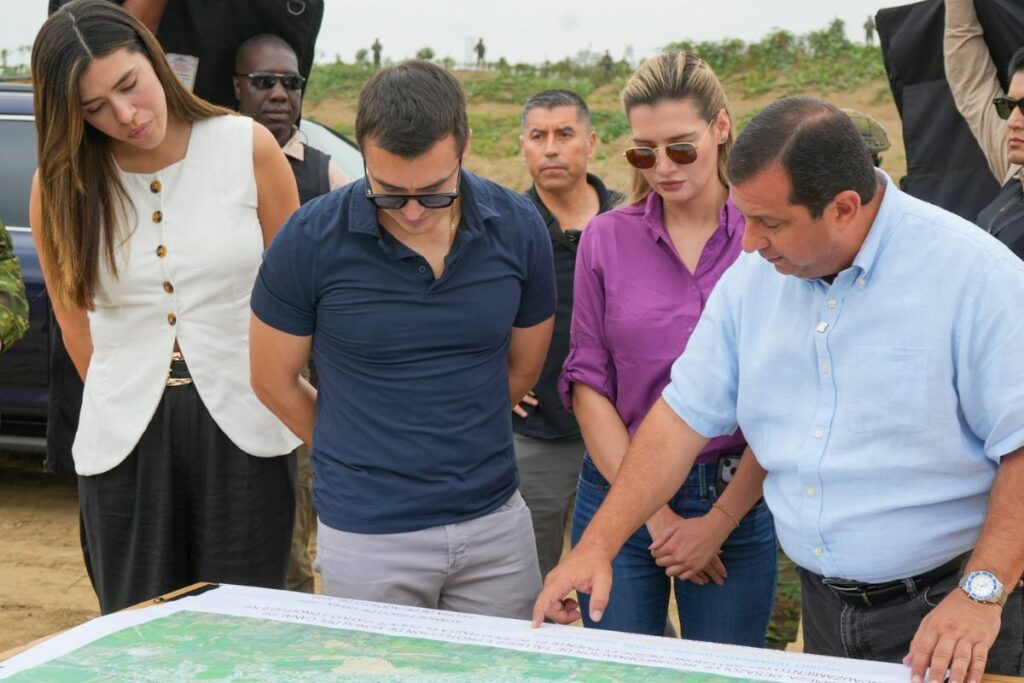 Líder y otras figuras públicas en visita a una localidad