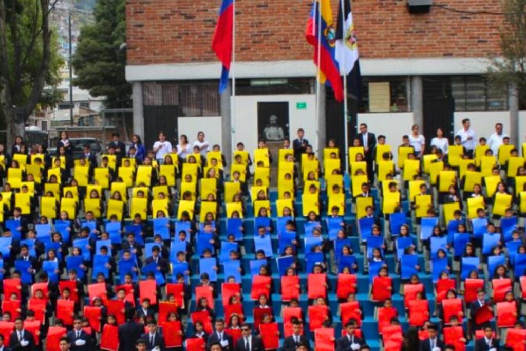 Estudiantes participando en actividades educativas en Quito