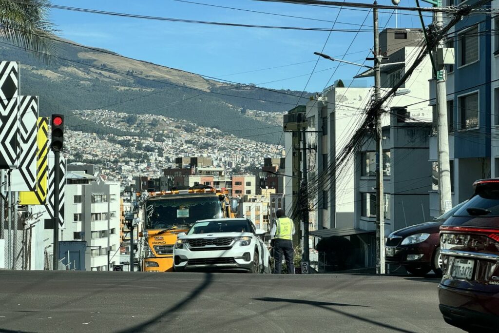 Tráfico denso en Quito a causa de restricciones viales