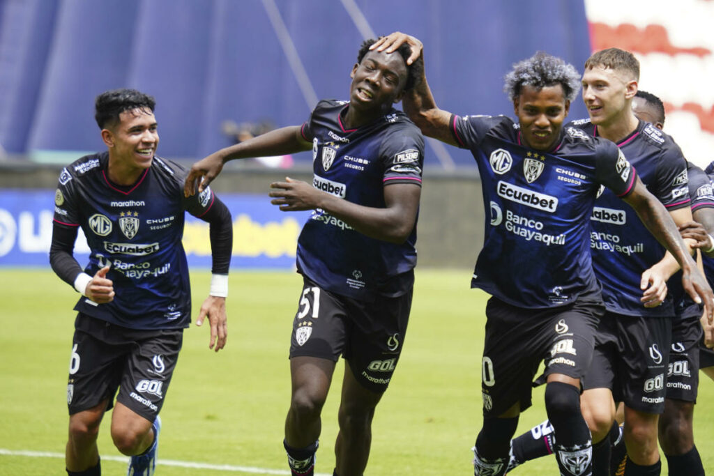 Imagen de un jugador destacado celebrando un gol en un partido de fútbol