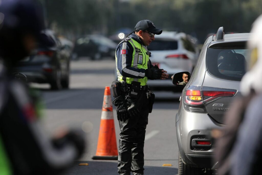 Agentes controlando el tráfico