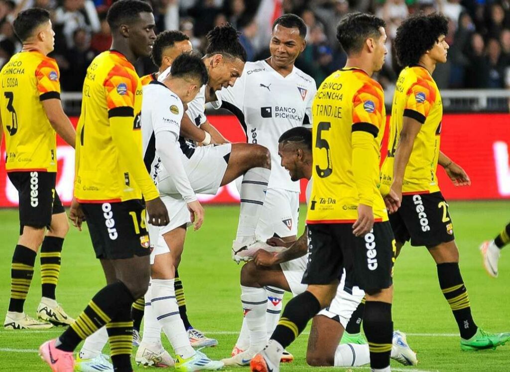 Imagen de futbolistas en acción durante un partido de la Liga Pro de Ecuador.