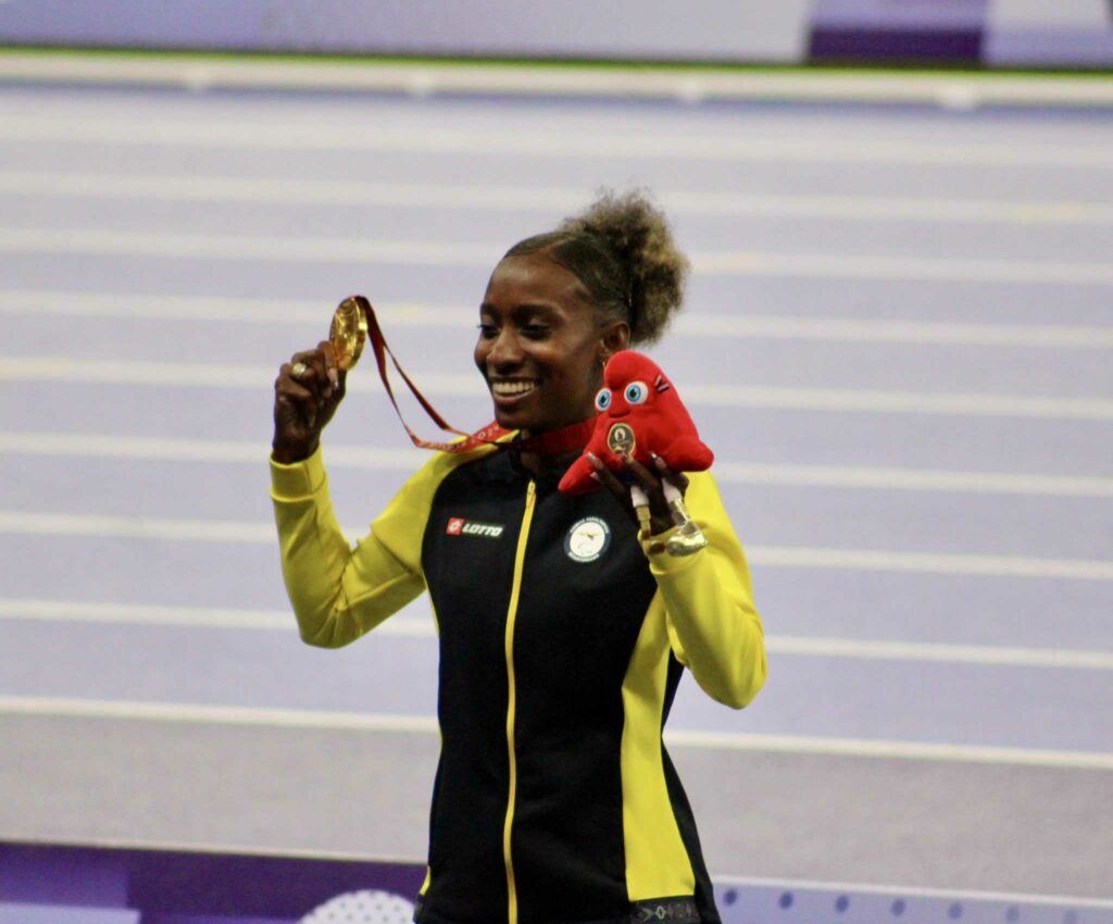 Imagen representativa de atleta celebrando medalla