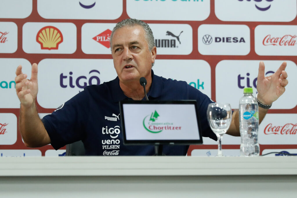 Gustavo Alfaro, exDT de la Selección de Ecuador, en una rueda de prensa con Paraguay.