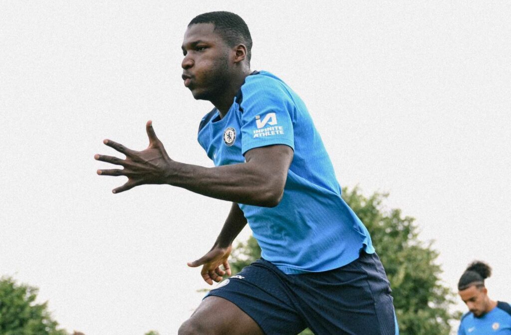 Imagen de Moisés Caicedo durante un entrenamiento del Chelsea antes de unirse a la Selección de Ecuador.