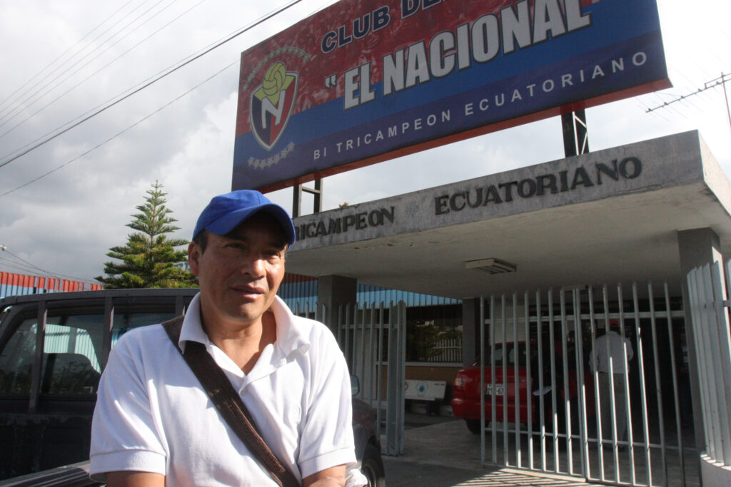 Fotografía del padre del hincha fallecido en las afueras del estadio en 2009.