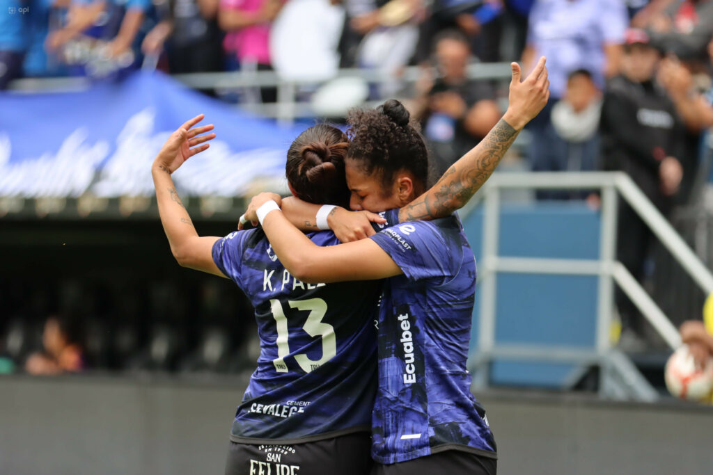 Imagen destacada del triunfo de un equipo femenino en la Superliga