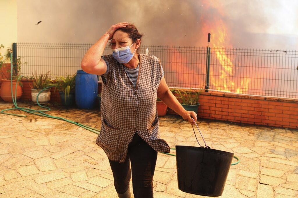 Personas luchando contra el fuego en Portugal