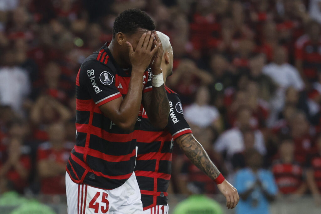 Instantánea de un emocionante momento en la competencia internacional de fútbol.