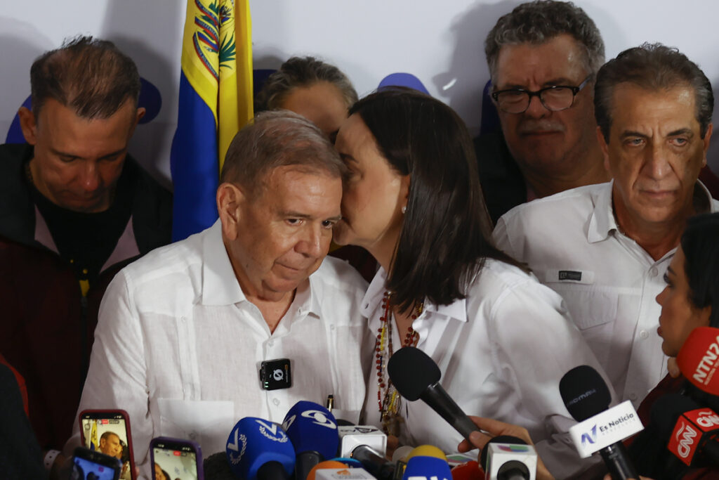 Imagen de Edmundo González Urrutia en evento con María Corina Machado.