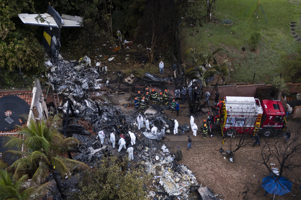 Imagen aérea del lugar del incidente donde se estrelló un avión en Brasil.