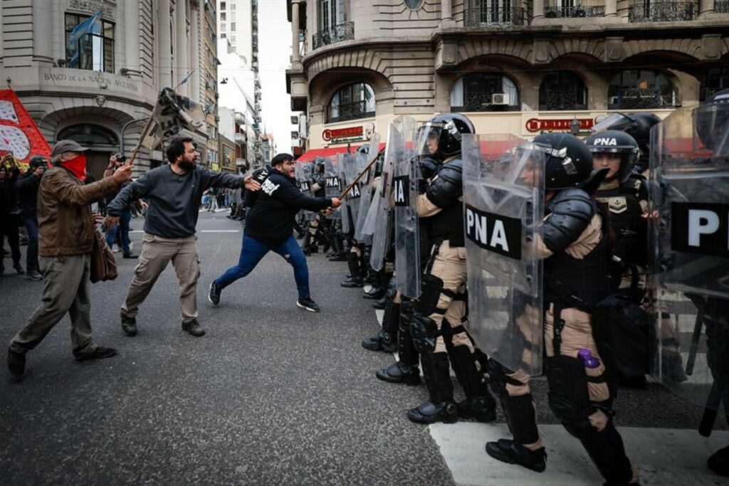 Imagen representativa de manifestantes y policía confrontándose en las inmediaciones del Congreso argentino en Buenos Aires.