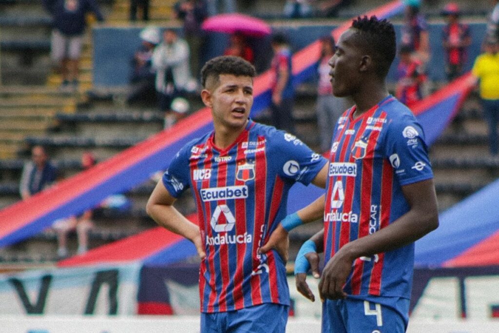 Imagen del equipo de fútbol durante un emocionante partido.