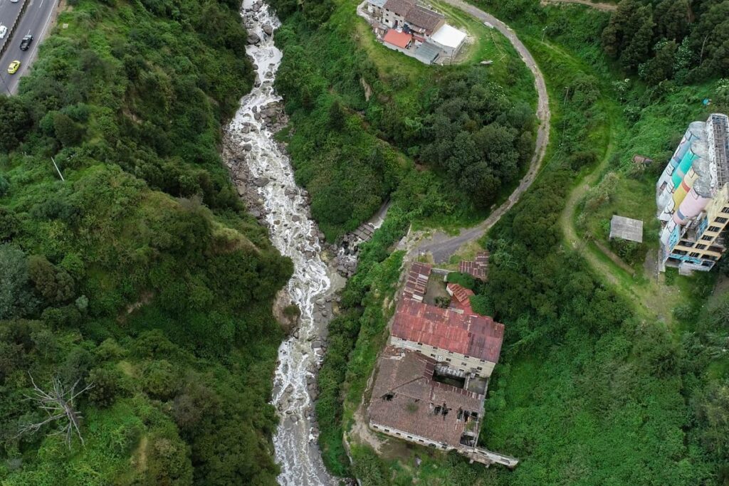 Imagen representativa de un río limpio en la ciudad.