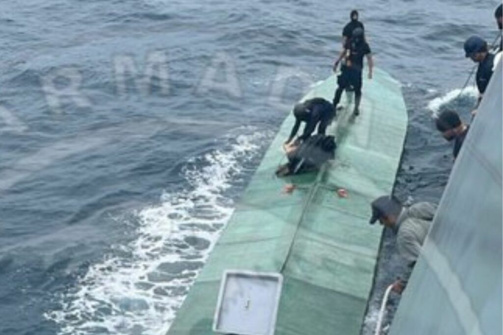 Embarcación con contenido ilícito en el mar