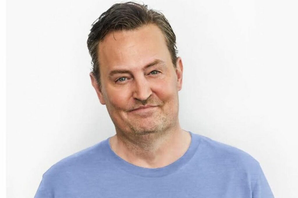 Foto representativa de Matthew Perry usando un atuendo característico en una serie