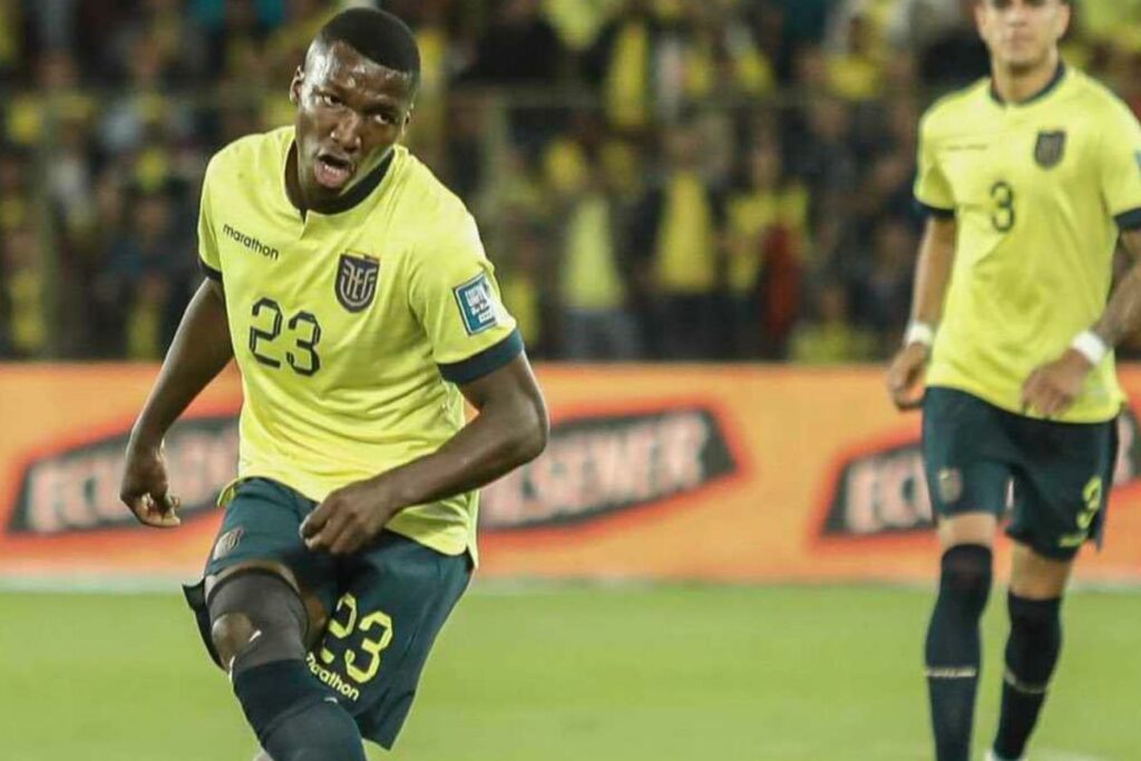 Imagen de un jugador de Ecuador en pleno partido antes del enfrentamiento con Brasil.