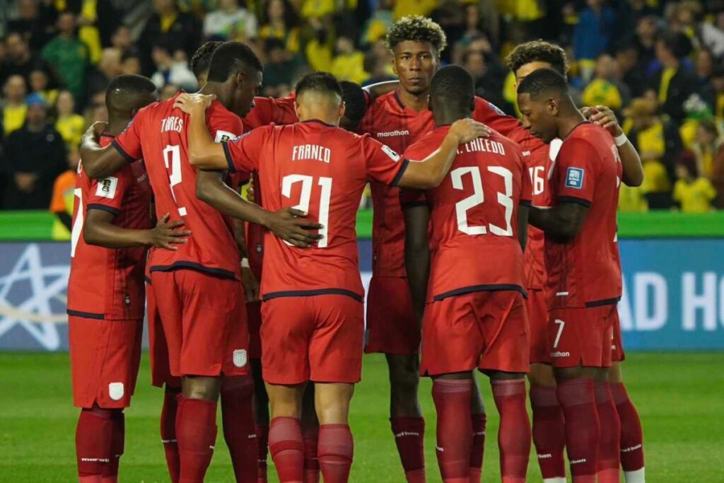 Jugadores de la Selección de Ecuador en el partido contra otro país sudamericano por eliminatorias con su nueva equipación.