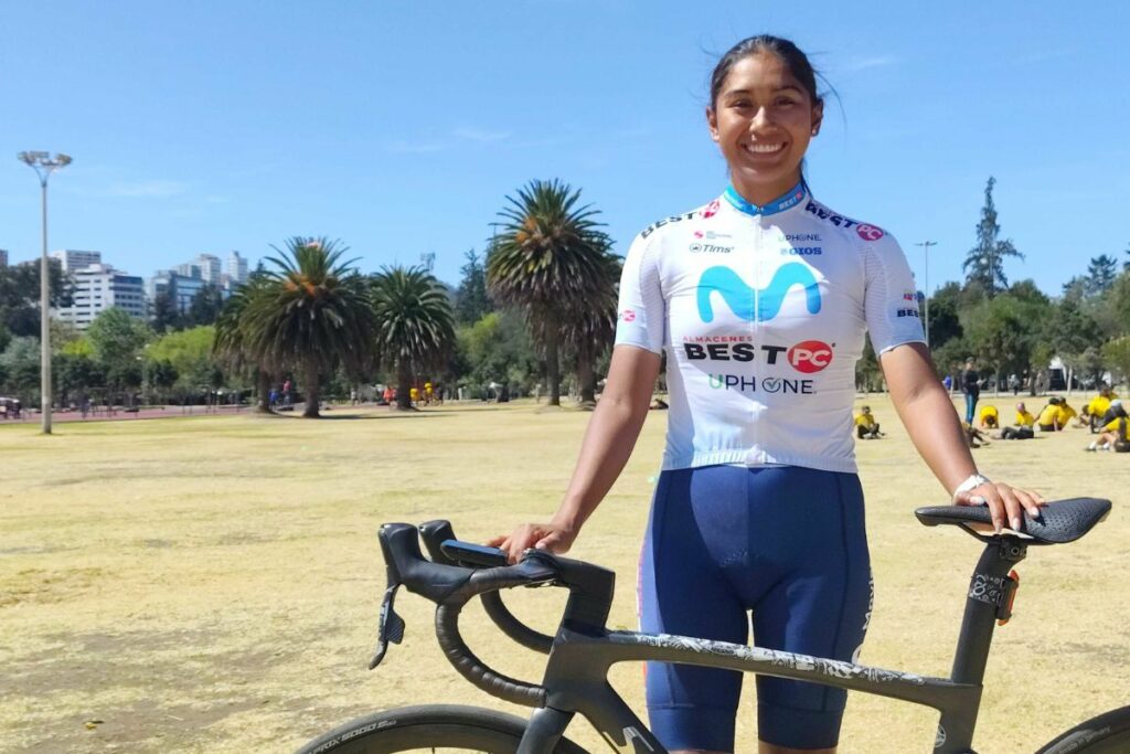 Imagen de Marcela Peñafiel en su uniforme del Best PC Movistar Team en el parque La Carolina de Quito.